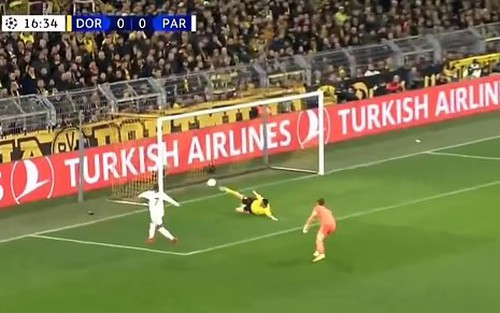 Hậu vệ Dortmund từ chối bàn thắng của Mbappe theo cách không thể tin nổi 