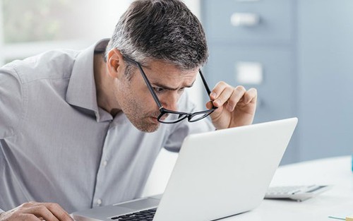 Màn hình máy tính gây bệnh cận thị nhiều hơn điện thoại