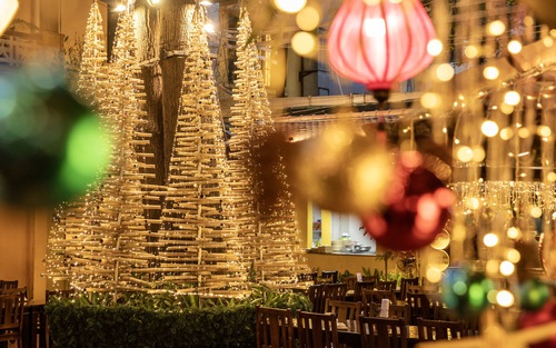 Rừng thông Noel từ tre và hạc giấy đậm nét văn hoá Việt ở Hà Nội