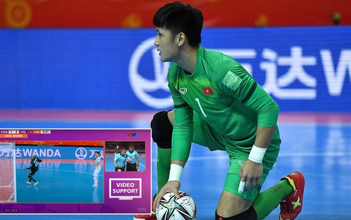 Thủ môn ĐT Việt Nam suýt lập siêu phẩm ở World Cup, bị từ chối bởi công nghệ hỗ trợ trọng tài