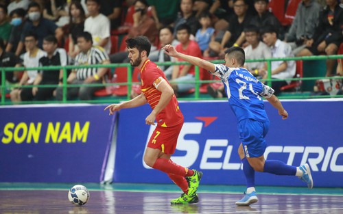 Đội bóng Thái Lan nhọc nhằn nâng Cúp  bóng đá futsal tại TP.HCM