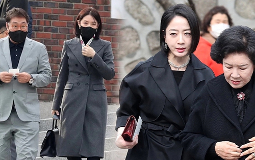 Lee Young Ae gây sốt ở đám cưới gia tộc Hyundai, ai dè bị khí chất của nữ MC kiêm con dâu nức tiếng giới tài phiệt đè bẹp