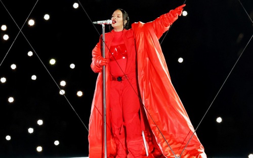 Rihanna gây choáng khi mang bụng bầu lên sân khấu Super Bowl