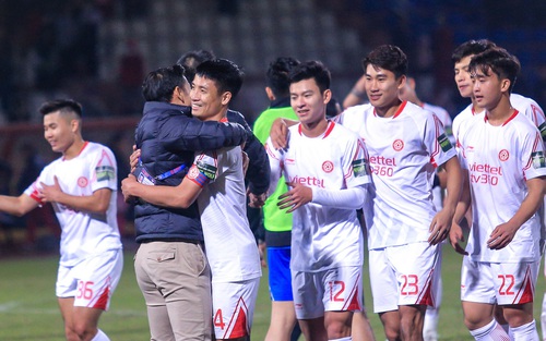 Bùi Tiến Dũng mắc sai lầm, thở phào ôm đồng đội ăn mừng khi Viettel vẫn giành chiến thắng