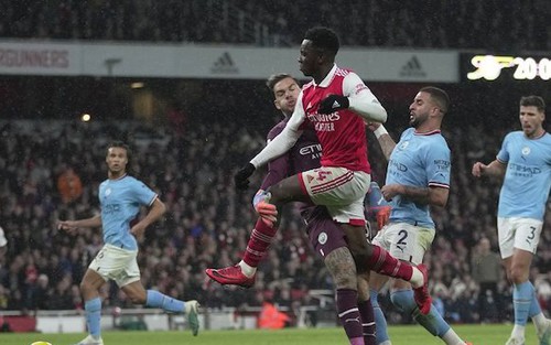 Tranh cãi nảy lửa về quả 11m của Arsenal, trọng tài cố tình 'tặng quà' để sửa sai?