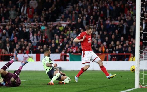 Man City sảy chân đầy tiếc nuối trước Nottingham trong ngày Bernardo Silva lập siêu phẩm