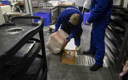 Bạn nghĩ nước lẩu thừa thì đổ đi nhưng người này thì không: Miệt mài gom về chế làm nhiên liệu máy bay