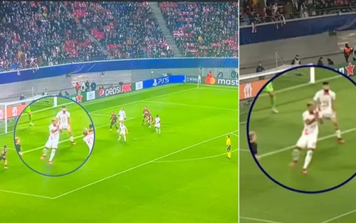 Fan Man City nổi giận vì cầu thủ Leipzig 'chơi bóng chuyền' trong vòng cấm