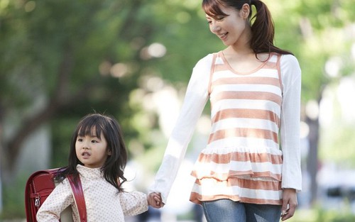 "Gửi con gái học ở lớp có giáo viên quen biết, tôi không ngờ mình vô tình hại con" - Câu chuyện có thật cảnh tỉnh các bậc cha mẹ