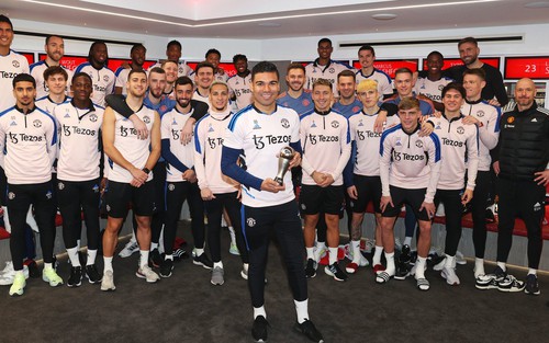Ten Hag và cầu thủ MU xếp hàng chụp ảnh chia vui cùng Casemiro bên phần thưởng đặc biệt