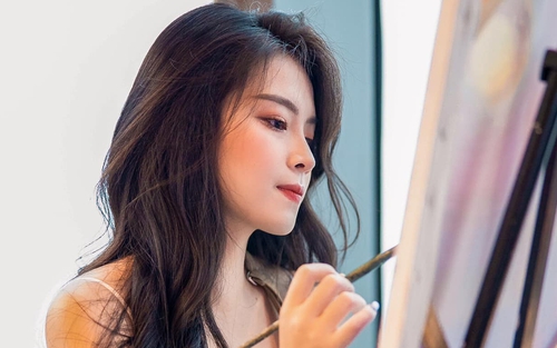 Người yêu tiền vệ HAGL khoe thân hình như búp bê
