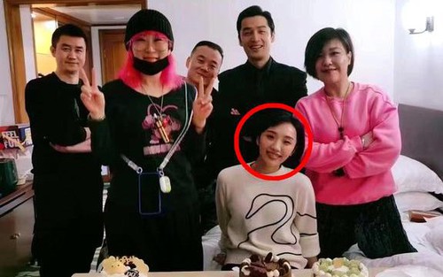 Người vợ bí ẩn được Hồ Ca chi bộn tiền để bảo vệ danh tính: Học vấn cực đỉnh, còn là "thiên kim tiểu thư"