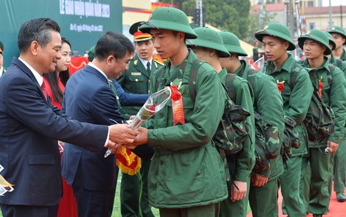 Thanh niên Thủ đô nô nức lên đường nhập ngũ