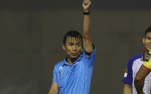 HLV Thanh Hóa: 'Hơi va chạm một tý là trọng tài ngắt còi'