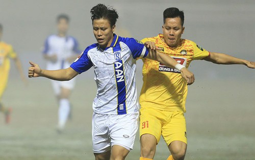 Quế Ngọc Hải dùng băng đội trưởng như Ngoại hạng Anh