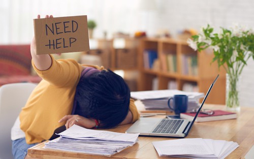 Tăng ca mỗi ngày, 12h đêm vẫn bị sếp réo tên, văn hoá nội bộ chỉ là những lời nịnh hót... nhưng mọi người vẫn khuyên tôi cố chịu đựng vì tầm này nghỉ việc là mất tất cả