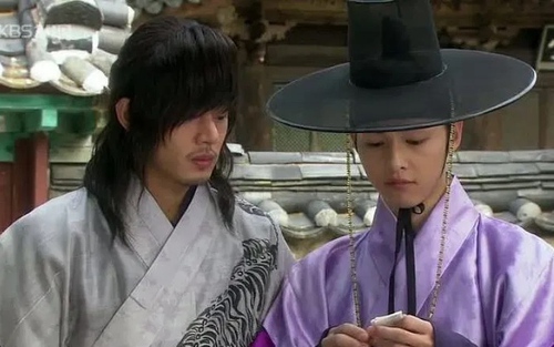 Yoo Ah In và dàn diễn viên của 'Sungkyunkwan Scandal' đều gây tranh cãi