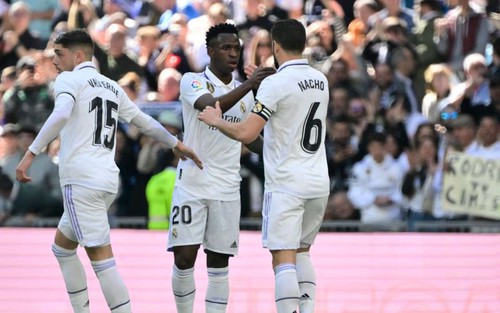 Bị thủng lưới bất ngờ, Real Madrid thắng ngược đầy bản lĩnh khiến Barca lo lắng