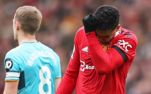 Casemiro nhận thẻ đỏ trực tiếp, MU gồng mình chống đỡ trước đội bóng bét bảng