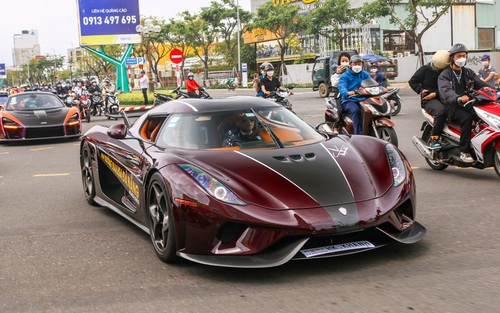 Vừa đưa Koenigsegg Regera sang Thuỵ Điển bảo dưỡng, đại gia Hoàng Kim Khánh được mời sang tận nhà máy giao lưu với chủ hãng xe