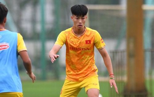 Vừa sát cánh ở U20 châu Á, đôi bạn thân Quốc Việt, Văn Trường đã phải đối đầu nhau ở U23 Việt Nam
