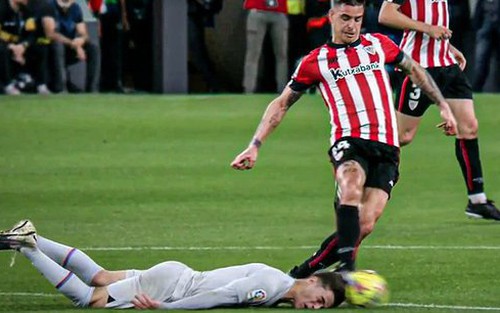 Gavi phòng ngự ‘cảm tử’ như Vidic ở MU, khiến CĐV Barca lo lắng tột độ