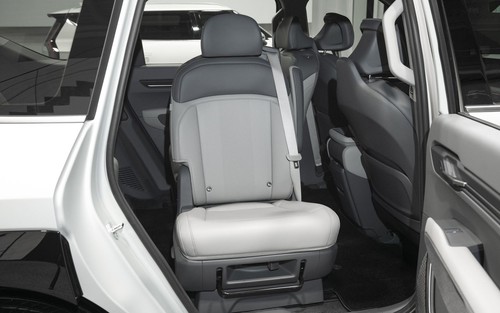 Thử ghế xoay 180 độ trên Kia EV9 để giải đáp: Chật không? Tiện không? Ngồi được những kiểu nào?