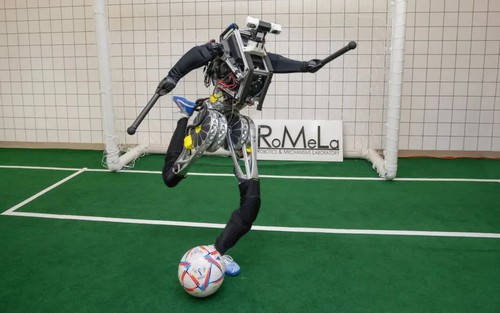 Nhóm sinh viên phát triển robot hình người có kỹ năng đá bóng 'giỏi hơn cả Messi', sẽ đi đá giải ở Pháp thời gian tới