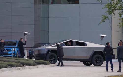 Nguyên mẫu Cybertruck của Tesla lại bị bắt gặp ngoài phố: Leo lề khó khăn, đèn hậu trục trặc