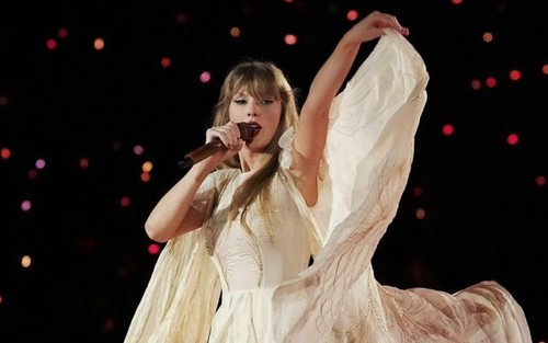 Tình cảnh trái ngược tại concert của Taylor Swift: Người làm đám cưới, kẻ bị cảnh sát còng tay dẫn ra ngoài!