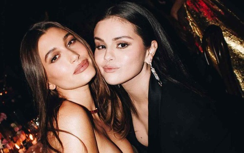 Hailey Bieber cầu cứu Selena Gomez vì bị dọa giết sau ồn ào "chân mày"