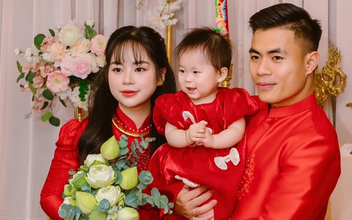 Cựu đội phó U23 Việt Nam kết hôn, rước về "cả trâu lẫn nghé"