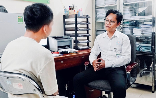 Bác sĩ trầm cảm nói về những bạn trẻ thấy “cô độc” dù có nhiều người xung quanh: “Cùng một vấn đề, dễ với mình nhưng lại khó với người khác”