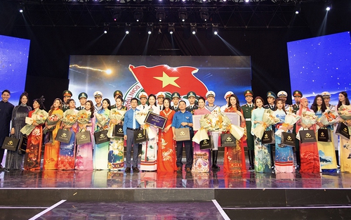 Dàn người đẹp VTV trình diễn BST 'Việt Nam gấm hoa' tại 'Duyên dáng Áo dài VTV 2023'