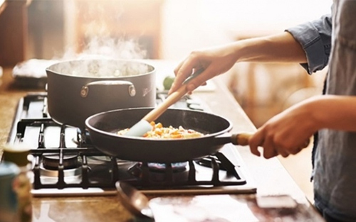 6 thói quen nấu ăn rước hoạ ung thư gần như gia đình nào cũng phạm phải: Từ bỏ ngay! 
