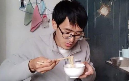 Sau 8 năm tốt nghiệp đại học, người đàn ông 30 tuổi vẫn cầm hơi qua ngày bằng mỳ gói: Đời bế tắc vì 1 lỗi tai hại nhiều người phạm phải! 