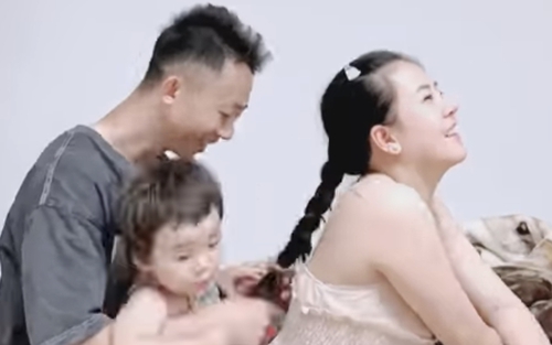 Làm vợ cầu thủ có sướng: Cầu thủ tuyển Việt Nam trổ tài tết tóc cho vợ, bất ngờ với kết quả
