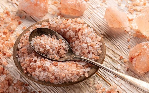 Muối hồng đắt đỏ có tốt cho sức khoẻ hơn muối trắng?