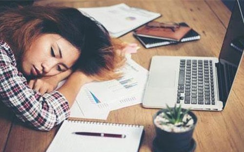 Dân văn phòng tranh thủ từng phút nghỉ trưa mà không biết ngủ sau khi ăn làm tăng nguy cơ đột quỵ, ung thư và hỏng dạ dày