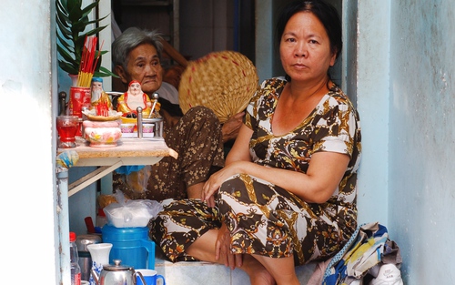 Cuộc sống chật vật bên trong những căn nhà 'siêu hẹp' giữa đỉnh điểm nắng nóng ở TPHCM