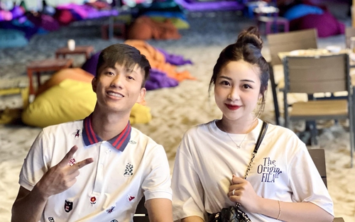 Vợ đăng ảnh xinh xắn, Phan Văn Đức phớt lờ, đi khen 'buồng chuối'