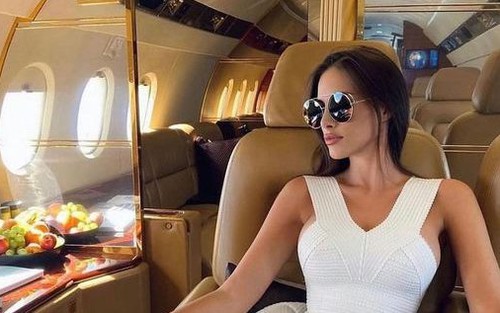 Siêu bảo mẫu cho giới siêu giàu tiết lộ các đặc quyền xa xỉ: Kiếm tới 3,2 tỷ đồng mỗi năm, đi làm bằng Range Rover, du lịch tới hơn 9 quốc gia
