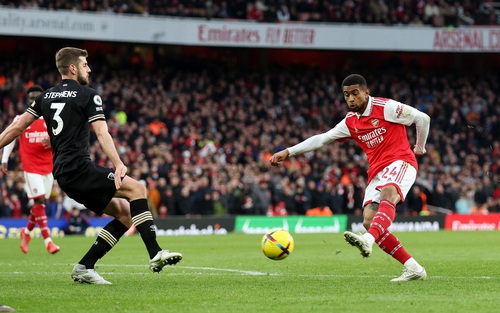 Arsenal như có 'chân mệnh thiên tử', thắng ngược dòng, băng về đích trước áp lực Man City