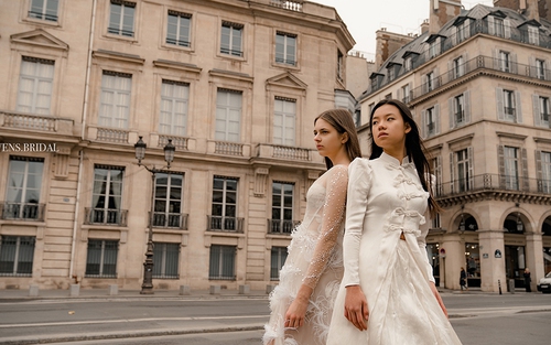 BST áo cưới 'Thương' gây chú ý tại kinh đô thời trang Paris