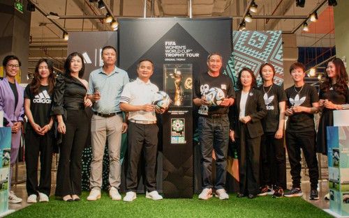 'Soi' công nghệ bên trong trái bóng đấu OCEAUNZ và ngắm cúp vàng World Cup nữ 2023 tại Việt Nam