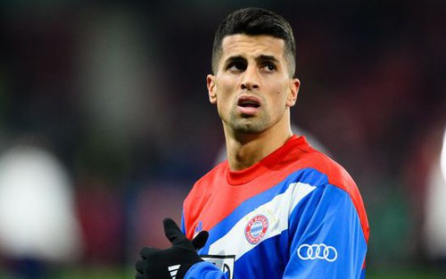 Cancelo 'bật khóc' trên sân tập Bayern vì lặp lại chuyện cũ ở Man City