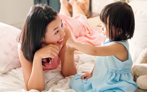 Hoàng Oanh chia sẻ về vai trò “làm mẹ” đặc biệt 