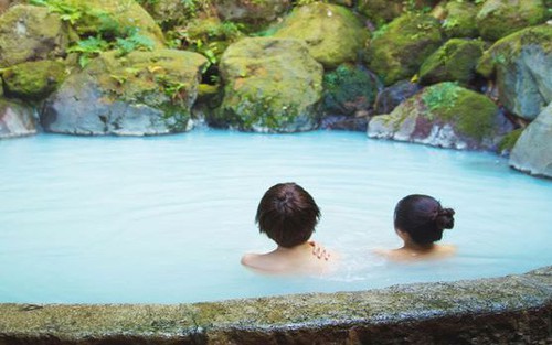 Nhà khách Nhật Bản thay nước bồn tắm spa hai lần một năm thay vì mỗi tuần một lần