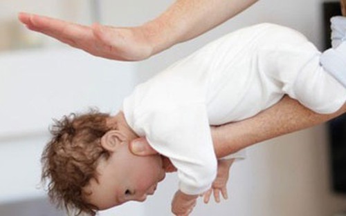 Bé gái 2 tháng tuổi tử vong nghi do ngạt sữa