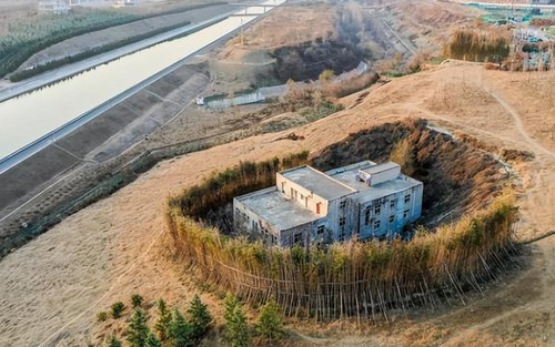 Ngôi nhà 1000m2 bị hố bùn 'nuốt chửng' vì muốn được đền bù 34 tỷ đồng: Bị cắt cả điện nước, khiến dự án dẫn nước quốc gia phải 'chuyển hướng'